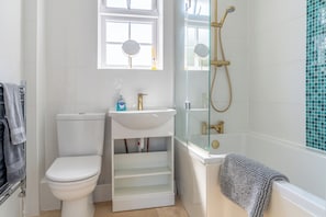 Hair dryer, towels, toilet paper - Arundel Central Apartment with rare parking. Pet Friendly. (Arundel)