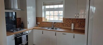 Arundel Central Apartment with rare parking. Pet Friendly.