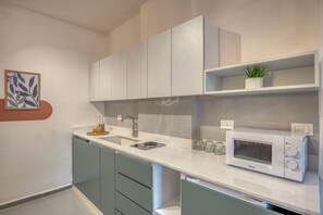 Studio, 1 Double Bed, Balcony, City View | Private kitchenette | Mini-fridge, microwave, stovetop, electric kettle