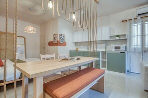 Estúdio, 1 cama de casal, sacada, vista para a cidade | Opções para refeição no quarto