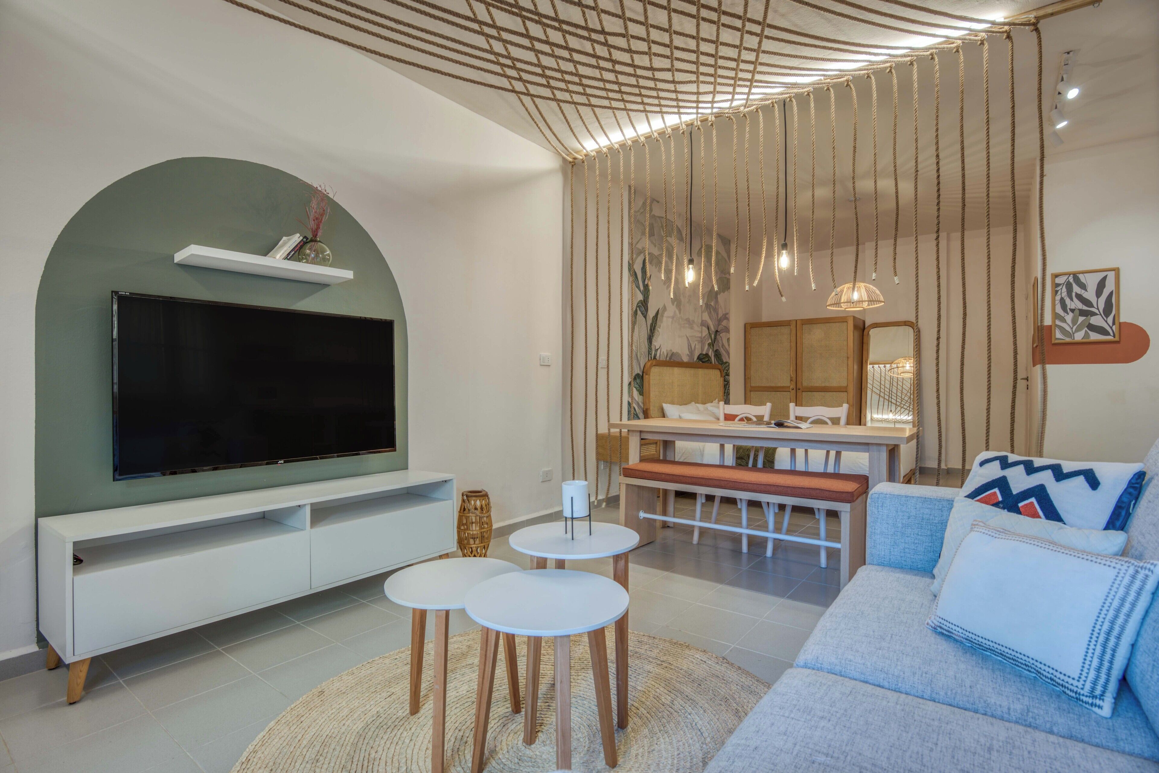 Studio, 1 Tempat Tidur Double, balkon, pemandangan kota | Area keluarga | Smart TV 55-inci dengan saluran TV digital dan layanan streaming