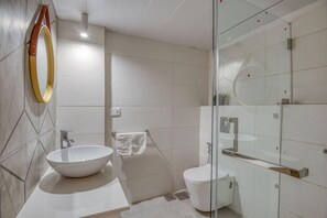 Ducha, artículos de tocador gratuitos, secador de pelo, toallas