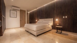 Une chambre moderne avec un grand lit, un mur lambrissé en bois, une petite table de chevet et un tableau encadré accroché au mur.