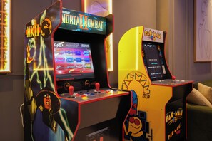 Game room - Skyline Paramount 2BR -  Pool, Balcony & Games (Dubai)