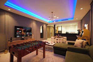 Game room - Skyline Paramount 2BR -  Pool, Balcony & Games (Dubai)