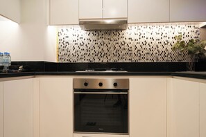 Réfrigérateur, four à micro-ondes, un four, surface de cuisson