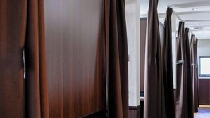 Un couloir d’hôtel avec des boiseries et un aménagement intérieur moderne.