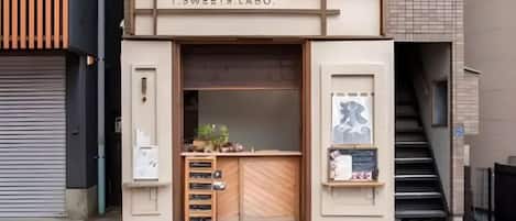 A storefront with a sign reading 'T.SWEETS.LABO.'