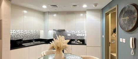 Frigorífico, microondas, horno y placa de cocina