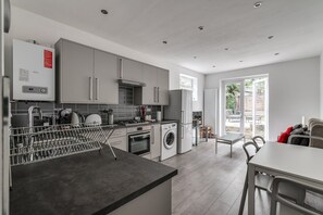 Fridge, microwave, dishwasher - Cosy Wembley Flat with Garden (London)