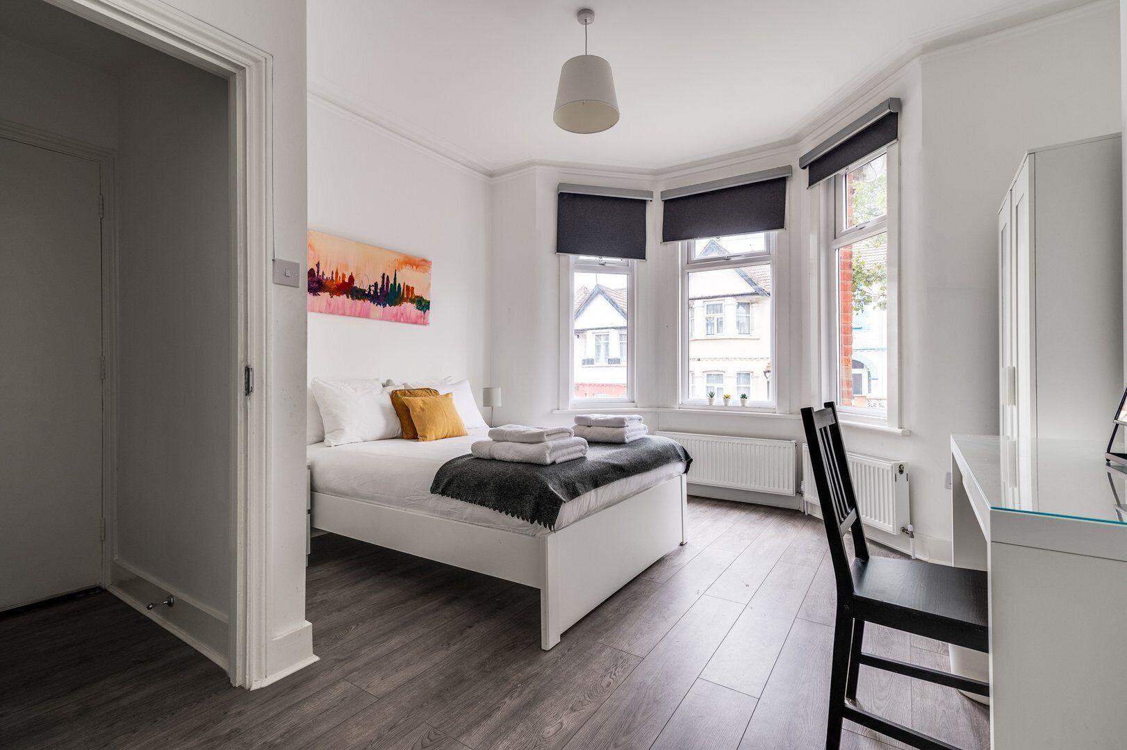 2 bedrooms, desk