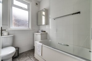 Shower - Cosy Wembley Flat with Garden (London)