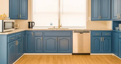 2-bedroom house with AC and Deck in Redwood City 2 free parking walk to Caltrain