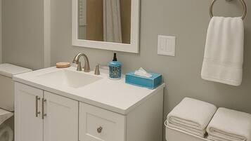 Haartrockner, HandtĂŒcher, Seife, Toilettenpapier