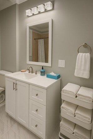 Sèche-cheveux, serviettes fournies, savon, papier toilette