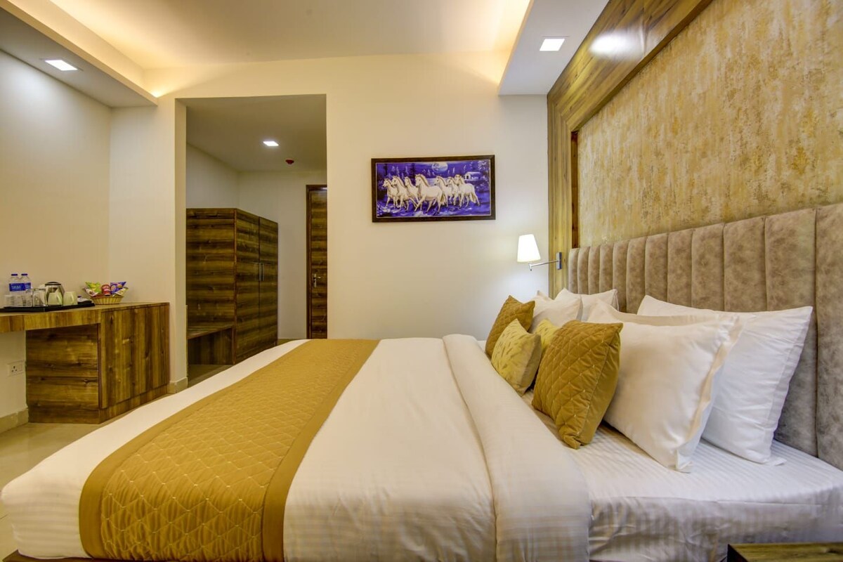 DELUXE ROOM