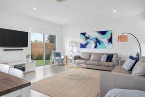 Smart TV, tenis de mesa y estéreo