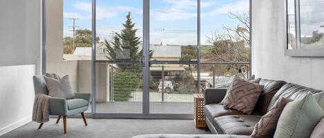 Smart TV, ping pong, books, stereo