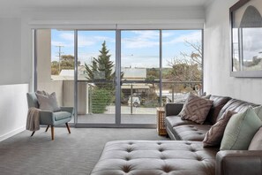 Smart TV, table tennis, books, stereo