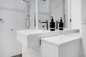 Hair dryer, towels, soap, shampoo - Atlantis—Coastal Retreat near Horseshoe Bay (Port Elliot)