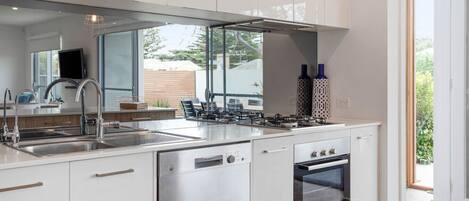 Køleskab, mikrobølgeovn, ovn, kogeplade