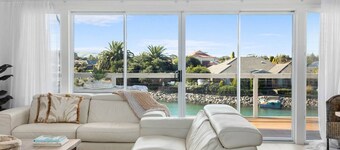 Summer Bay House—Lakefront Escape at Encounter Bay