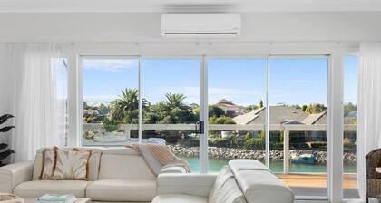 Summer Bay House—Lakefront Escape at Encounter Bay