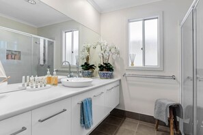 Hiustenkuivaaja, pyyhkeet, saippua, sampoo