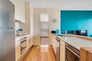 Réfrigérateur, four à micro-ondes, un four, surface de cuisson