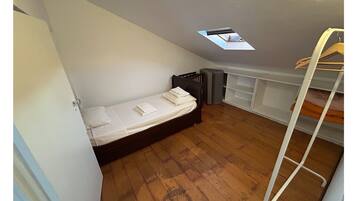 4 habitaciones, tabla de planchar con plancha, wifi y ropa de cama