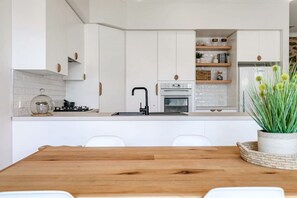 Réfrigérateur, four à micro-ondes, un four, surface de cuisson