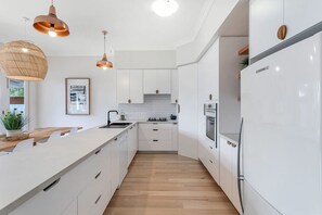 Réfrigérateur, four à micro-ondes, un four, surface de cuisson