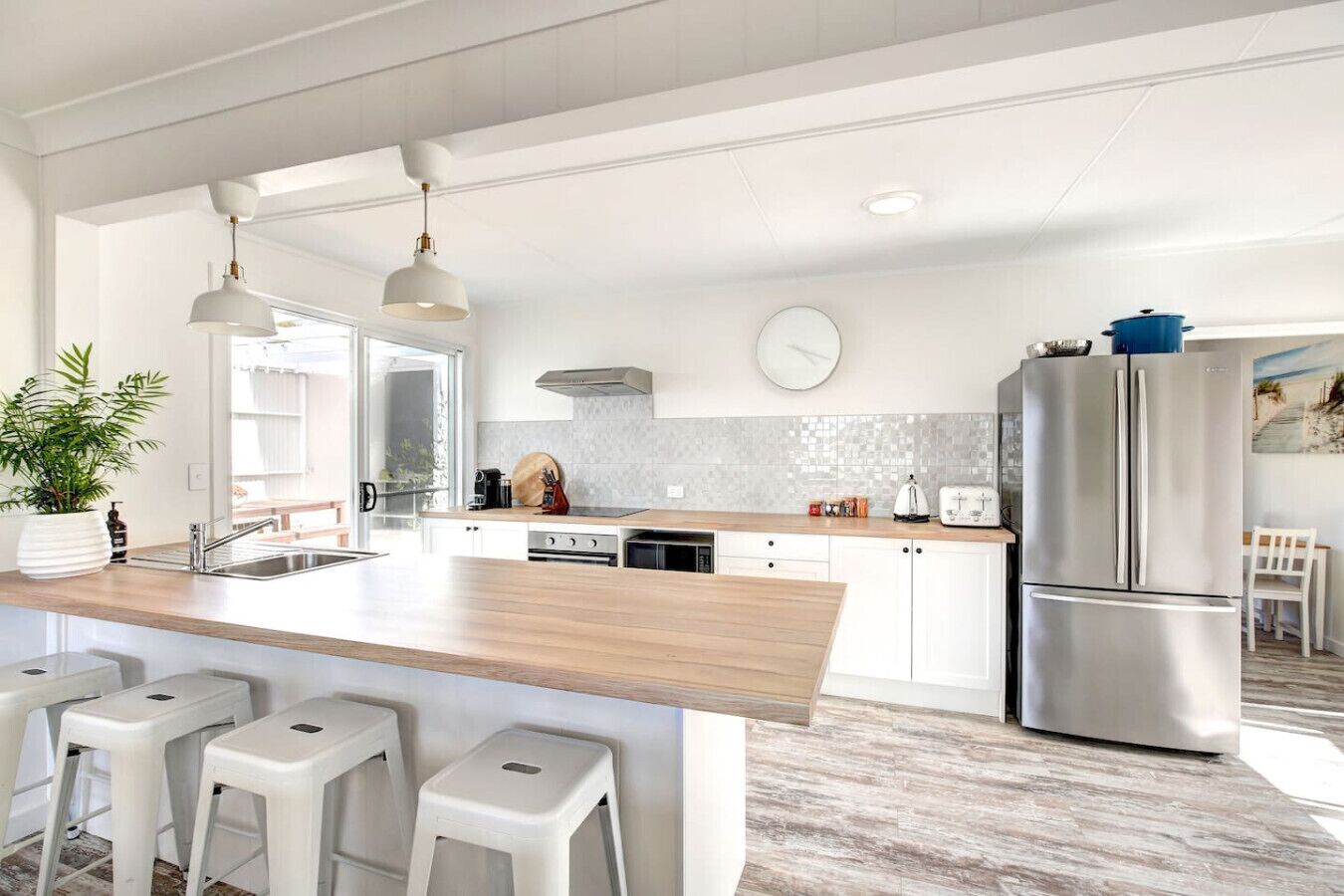 Jääkaappi, mikroaaltouuni, uuni, liesi