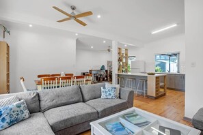 TV, video games - The Burrow - Pet-friendly Haven near Middleton Beach (Middleton)