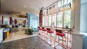A spacious lobby with a bar area, seating, and a reception desk. - Lanna Hotel by Kasalong Resort and Spa Pattaya (Pattaya)