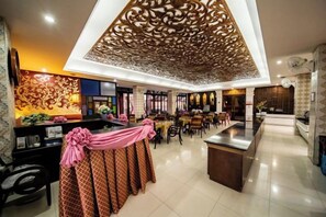A hotel lobby with a reception desk, seating area, and a decorative ceiling. - Lanna Hotel by Kasalong Resort and Spa Pattaya (Pattaya)
