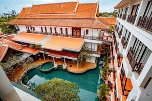 A multi-story building with a courtyard pool, balconies, and a traditional architectural style. - Lanna Hotel by Kasalong Resort and Spa Pattaya (Pattaya)