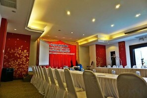 A conference room with a long table, chairs, a podium, and a screen. - Lanna Hotel by Kasalong Resort and Spa Pattaya (Pattaya)
