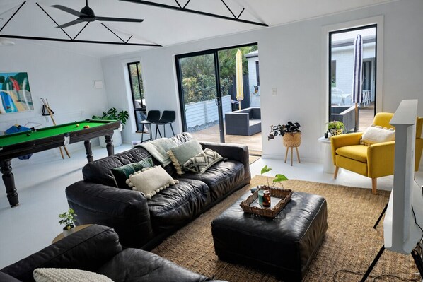 TV, fireplace, stereo