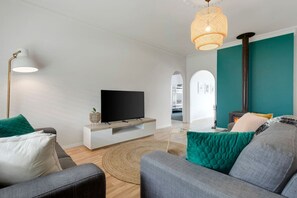 TV, fireplace, stereo