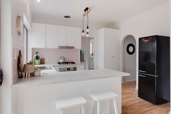 Refrigerador, microondas, horno y parrilla de estufa 