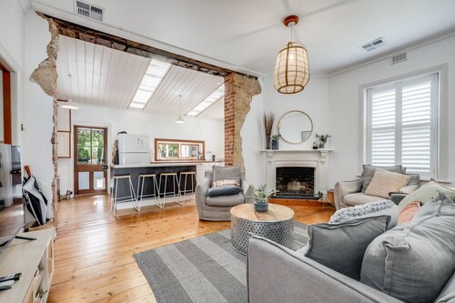 Red Door Cottage—Heritage Warmth by the Sea