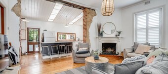 Red Door Cottage—Heritage Warmth by the Sea