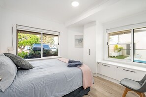 2 عدّة غرف نوم ومكواة/لوح كي وواي فاي وملاءات أسرّة