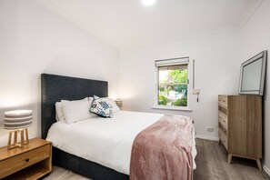 2 bedrooms, iron/ironing board, WiFi, bed sheets