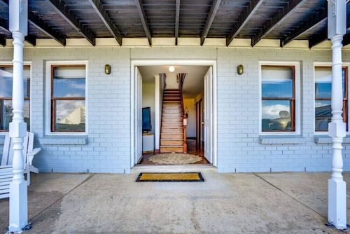 Barefoot Bungalow—Family-friendly Beachside Living