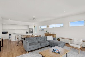 TV - Pipe Dreams—Stunning Ocean Views by Victor Harbor (Hayborough)