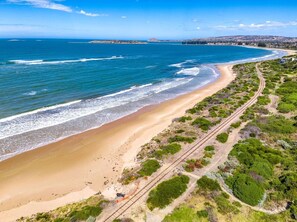 بالقرب من الشاطئ