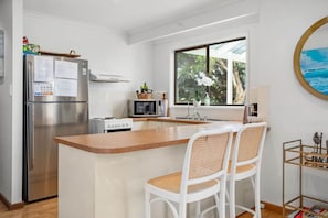 Refrigerador, microondas, horno y parrilla de estufa