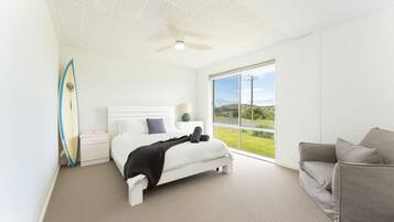 3 bedrooms, desk, WiFi, bed sheets